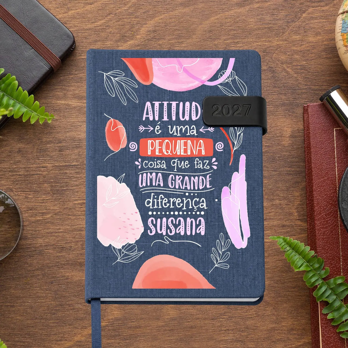 Agenda diária 2027 personalizada com nome. Capa em tecido com fecho magnético, formato A5.