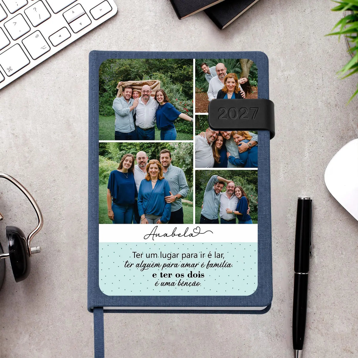 Agenda diária 2027 personalizada com  fotografias, nome e frase. Capa em tecido com fecho magnético, formato A5.