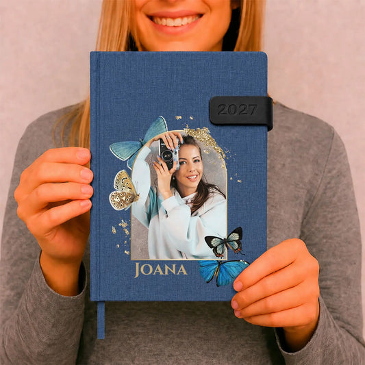 Agenda diária 2027 personalizada com nome e fotografia. Capa em tecido com fecho magnético, formato A5.