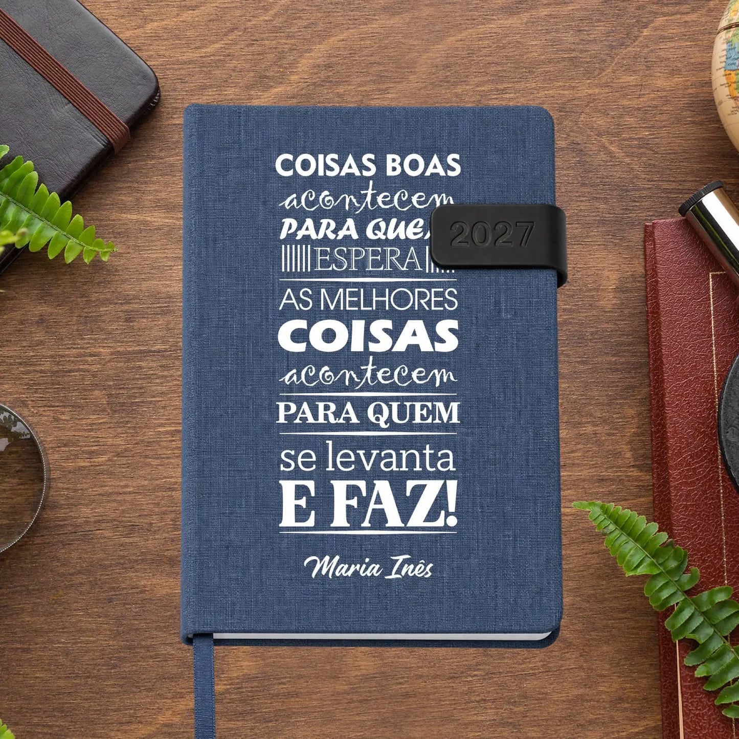 Agenda diária 2027 personalizada com nome. Capa em tecido com fecho magnético, formato A5.
