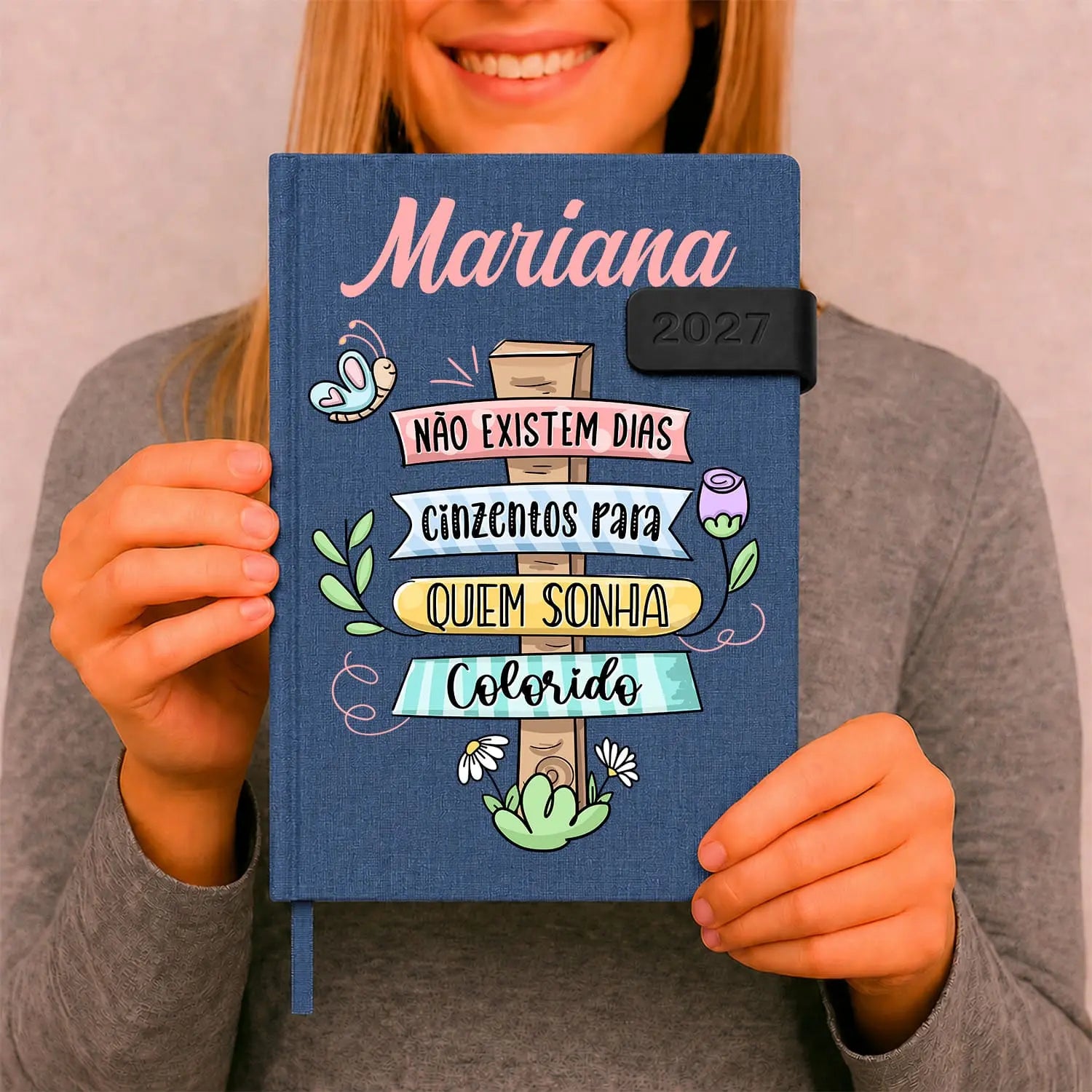 Agenda diária 2027 personalizada com nome. Capa em tecido com fecho magnético, formato A5.