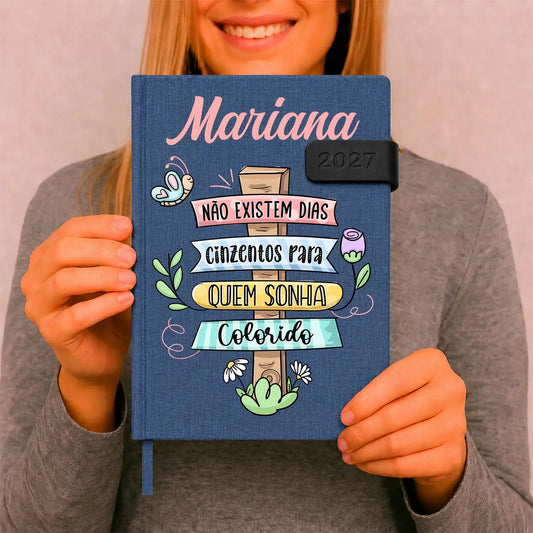 Agenda diária 2027 personalizada com nome. Capa em tecido com fecho magnético, formato A5.