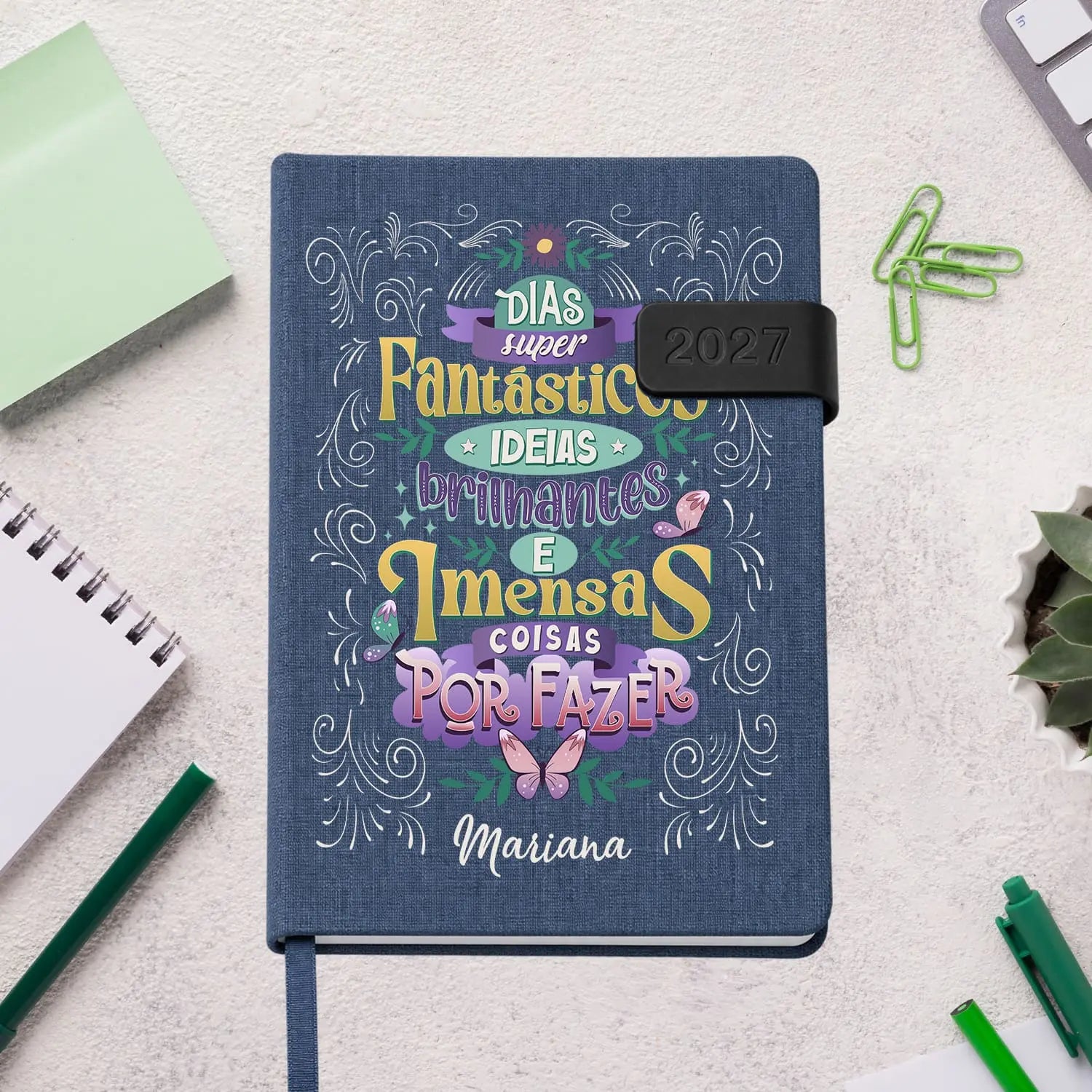 Agenda diária 2027 personalizada com nome. Capa em tecido com fecho magnético, formato A5.
