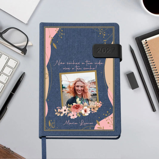 Agenda diária 2027 personalizada com frase, fotografia e nome. Capa em tecido com fecho magnético, formato A5.