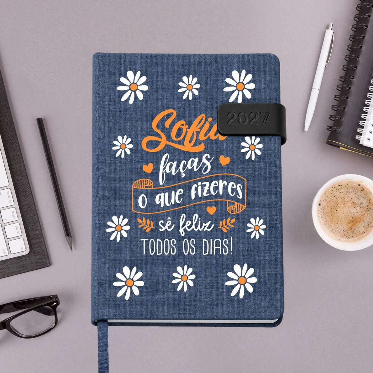 Agenda diária 2027 personalizada com nome. Capa em tecido com fecho magnético, formato A5.