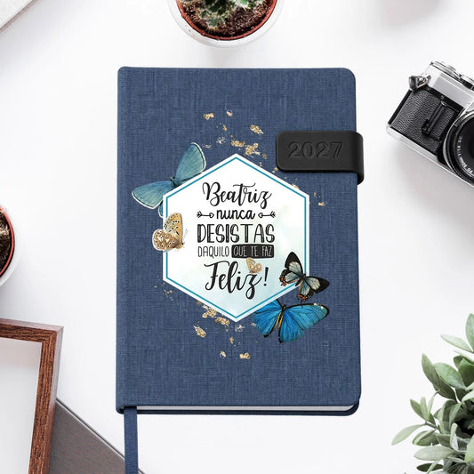 Agenda diária 2027 personalizada com nome. Capa em tecido com fecho magnético, formato A5.