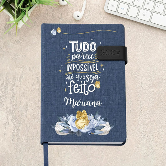 Agenda diária 2027 personalizada com nome. Capa em tecido com fecho magnético, formato A5.