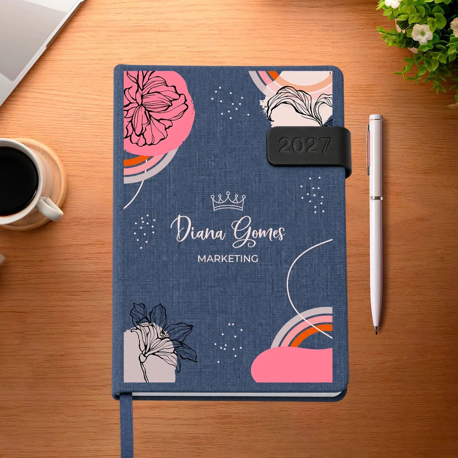 Agenda diária 2027 personalizada com nome e profissão. Capa em tecido com fecho magnético, formato A5.