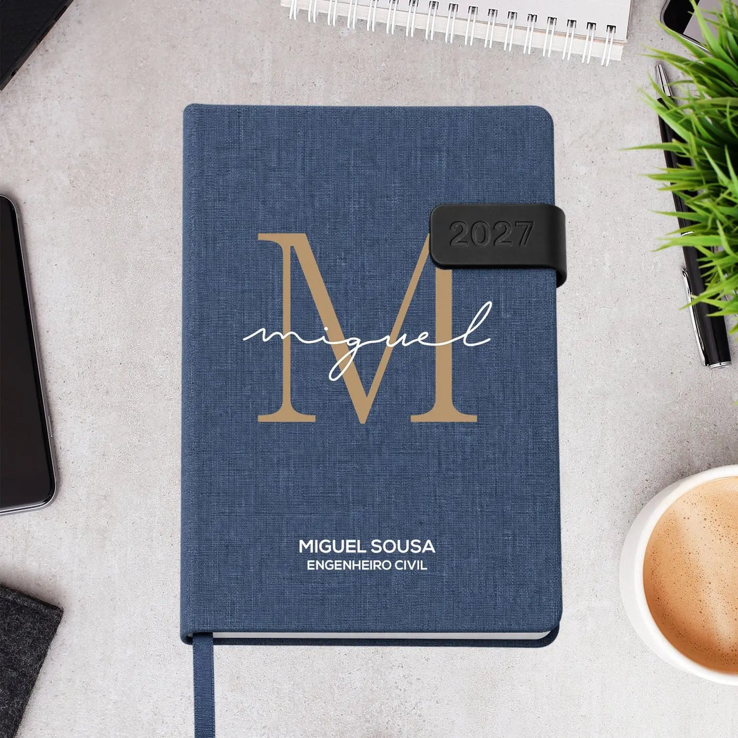 Agenda diária 2027 personalizada com nome. Capa em tecido com fecho magnético, formato A5.