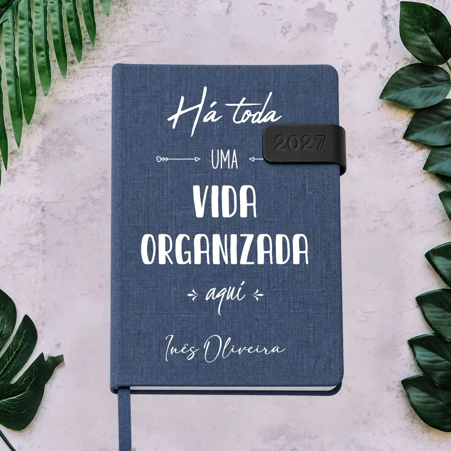 Agenda diária 2027 personalizada com nome. Capa em tecido com fecho magnético, formato A5.