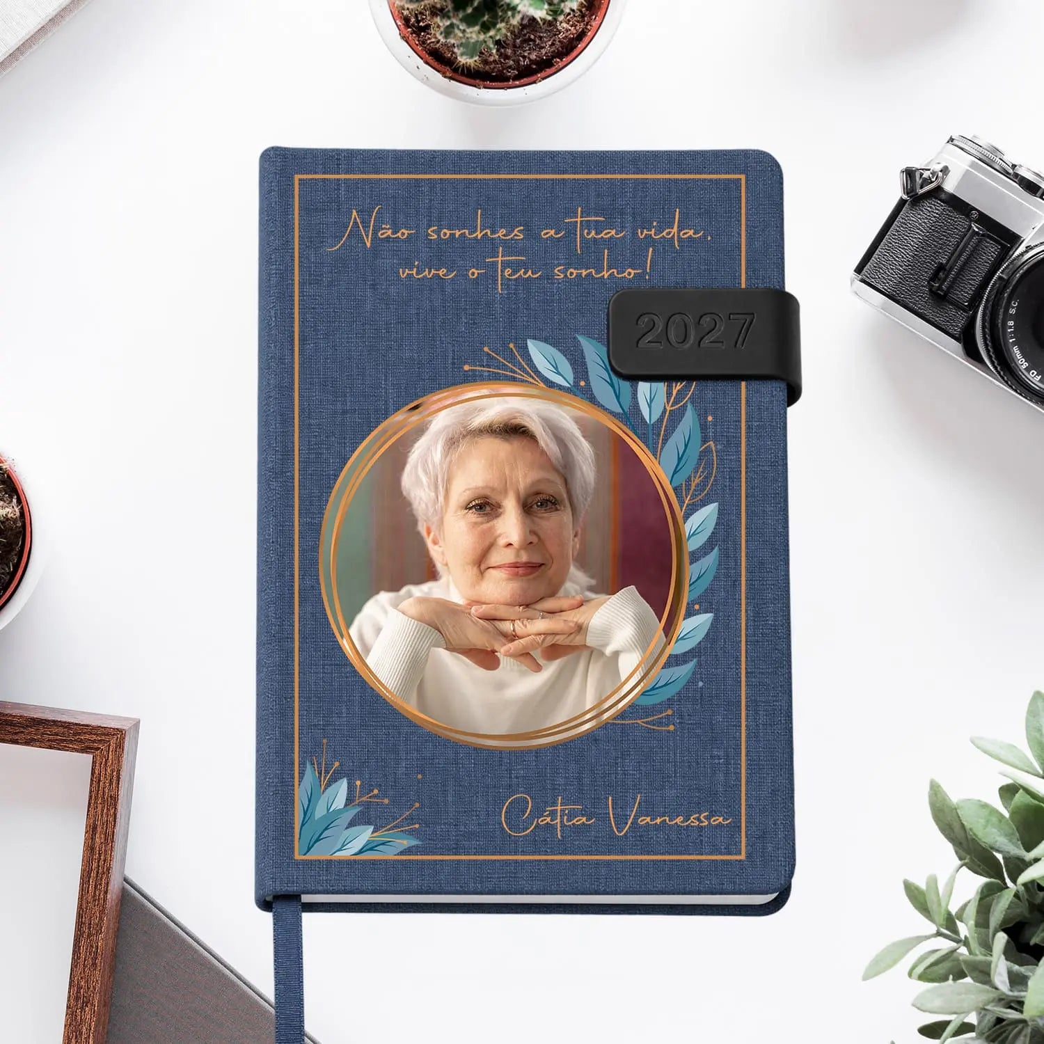 Agenda diária 2027 personalizada com  frase, fotografia e nome. Capa em tecido com fecho magnético, formato A5.