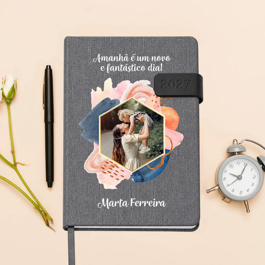 Agenda diária 2027 personalizada com frase, fotografia e nome. Capa em tecido com fecho magnético, formato A5.