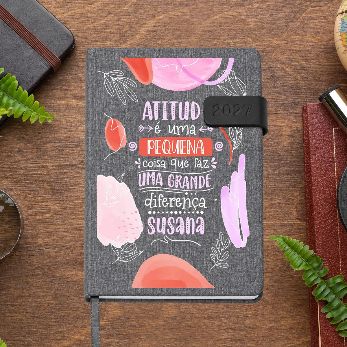 Agenda diária 2027 personalizada com nome. Capa em tecido com fecho magnético, formato A5.