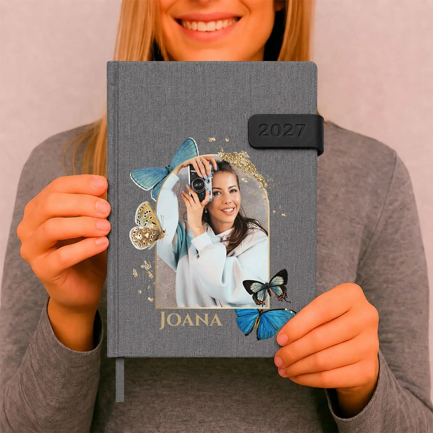 Agenda diária 2027 personalizada com nome e fotografia. Capa em tecido com fecho magnético, formato A5.