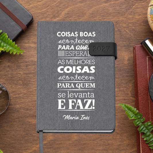 Agenda diária 2027 personalizada com nome. Capa em tecido com fecho magnético, formato A5.