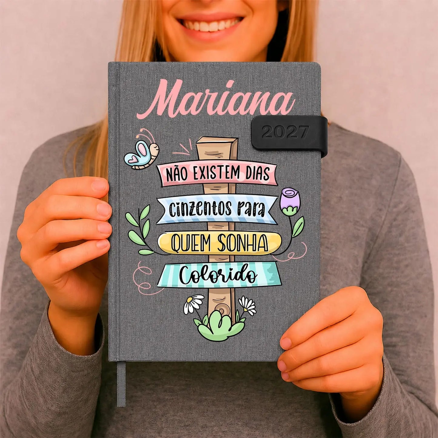 Agenda diária 2027 personalizada com nome. Capa em tecido com fecho magnético, formato A5.