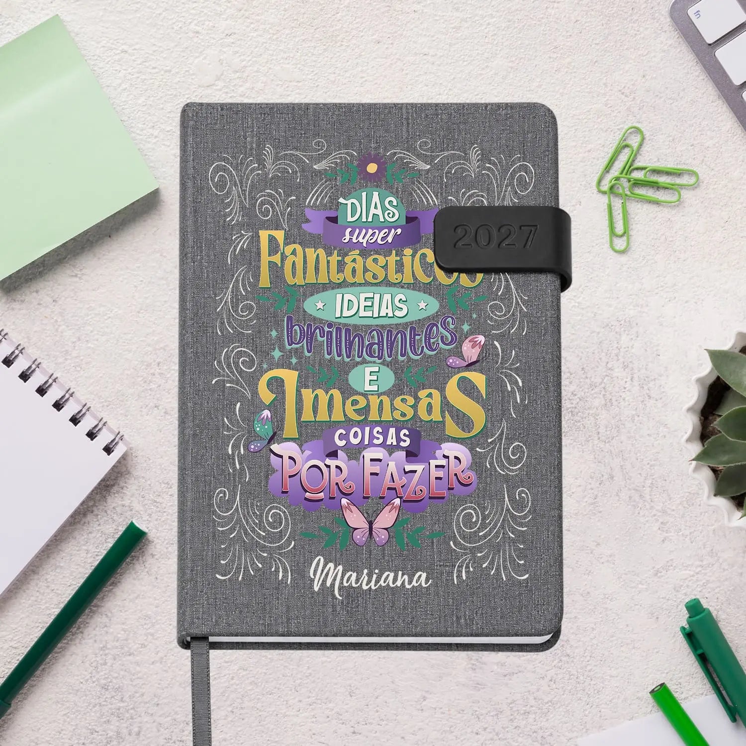 Agenda diária 2027 personalizada com nome. Capa em tecido com fecho magnético, formato A5.