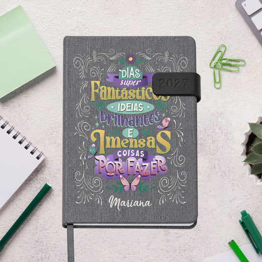 Agenda diária 2027 personalizada com nome. Capa em tecido com fecho magnético, formato A5.