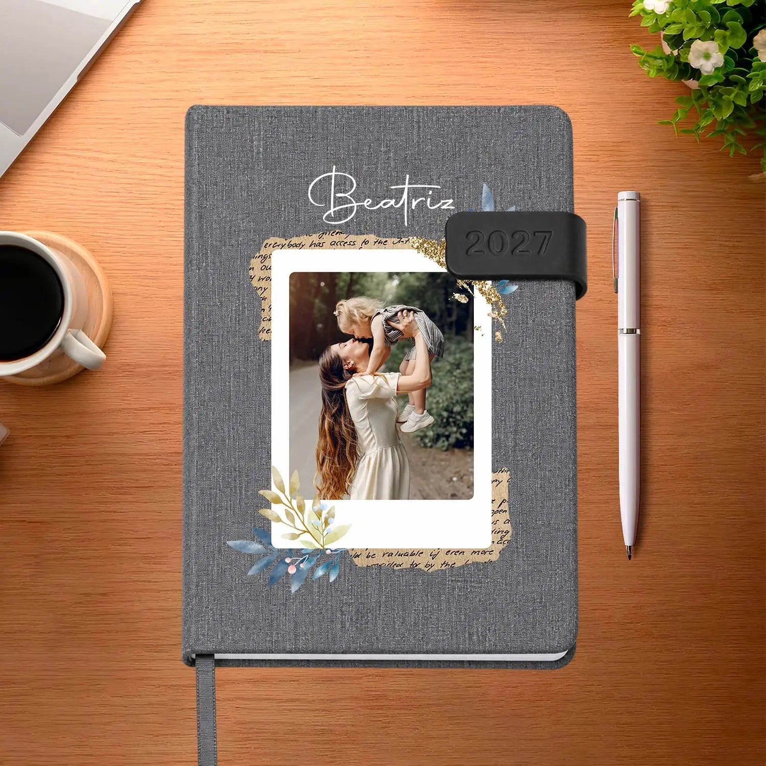 Agenda diária 2027 personalizada com nome e fotografia. Capa em tecido com fecho magnético, formato A5.