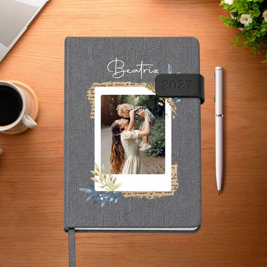 Agenda diária 2027 personalizada com nome e fotografia. Capa em tecido com fecho magnético, formato A5.