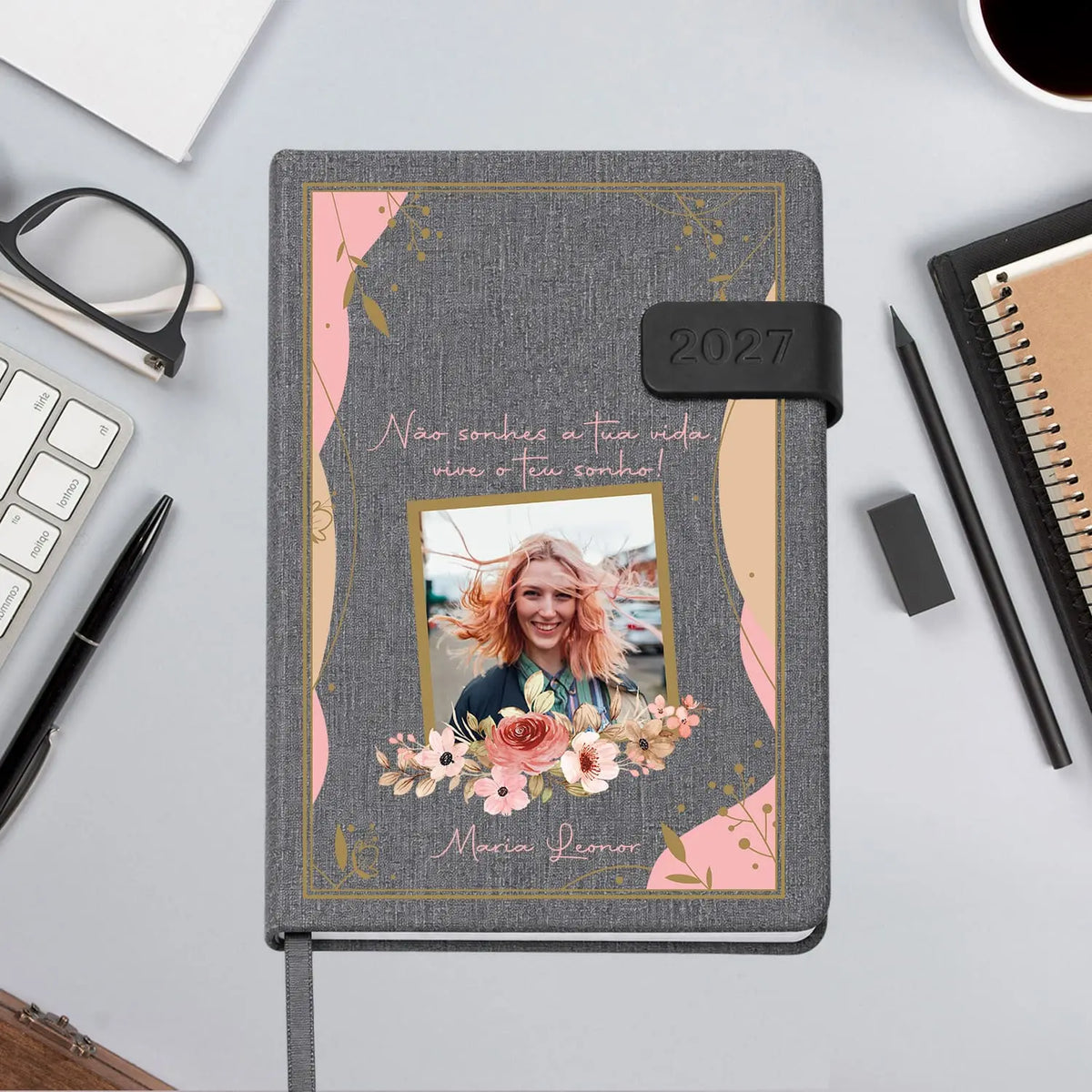 Agenda diária 2027 personalizada com frase, fotografia e nome. Capa em tecido com fecho magnético, formato A5.
