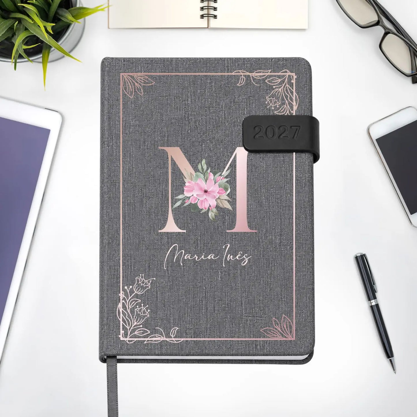 Agenda diária 2027 personalizada com nome. Capa em tecido com fecho magnético, formato A5.