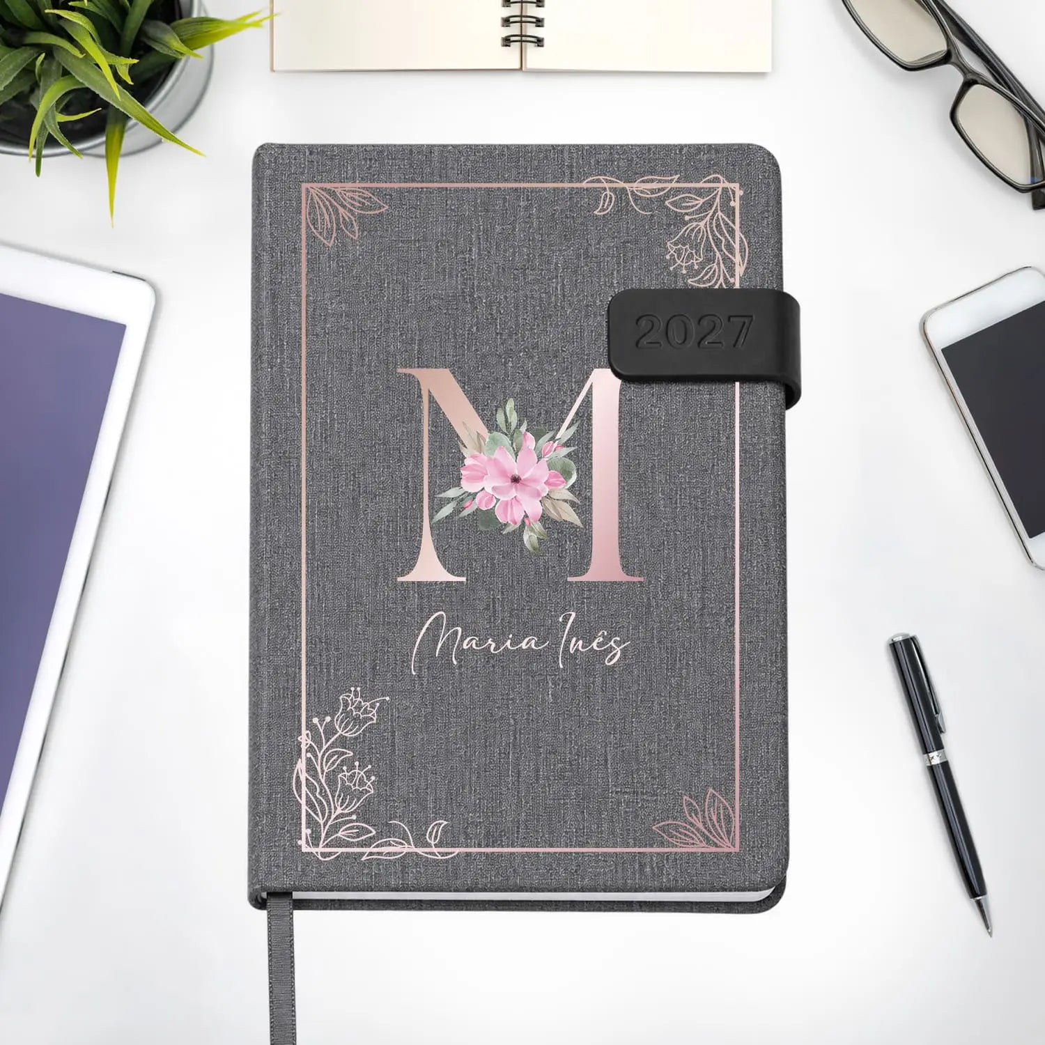 Agenda diária 2027 personalizada com nome. Capa em tecido com fecho magnético, formato A5.