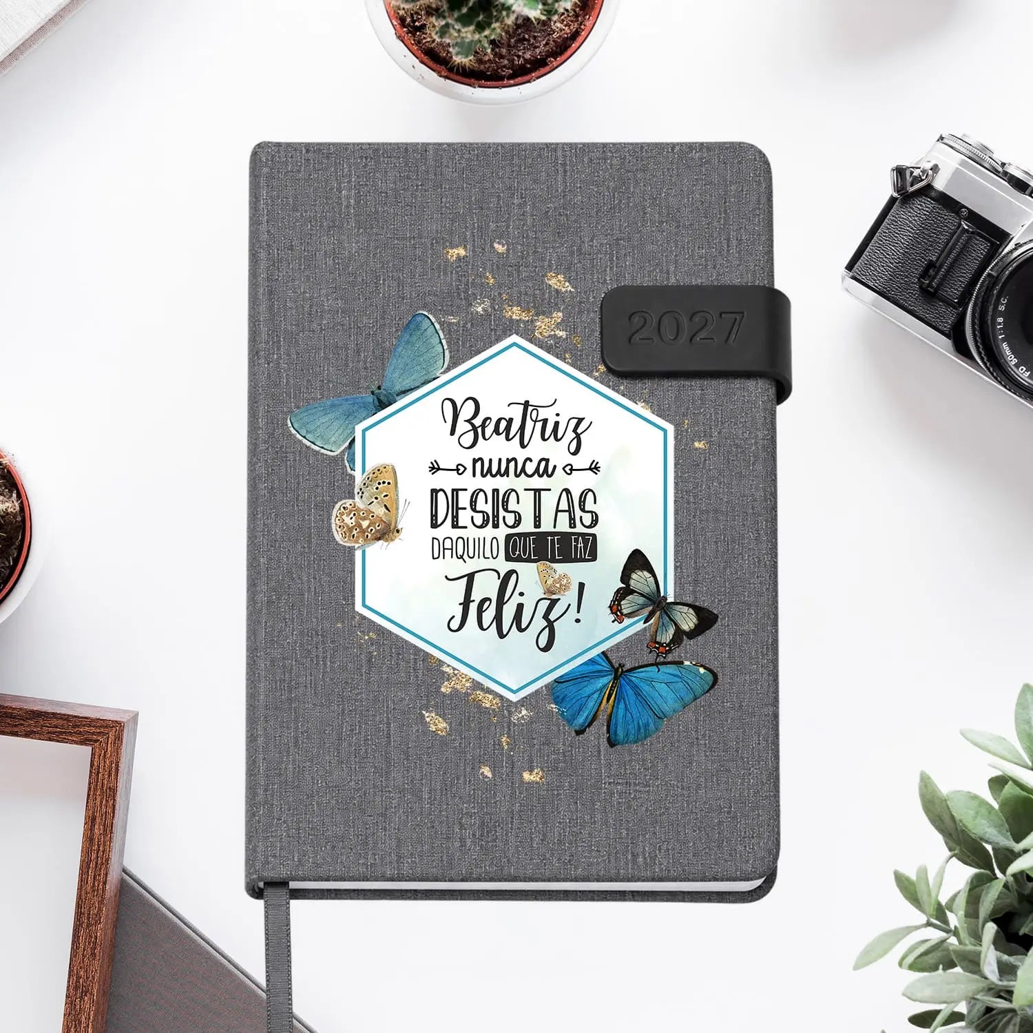 Agenda diária 2027 personalizada com nome. Capa em tecido com fecho magnético, formato A5.