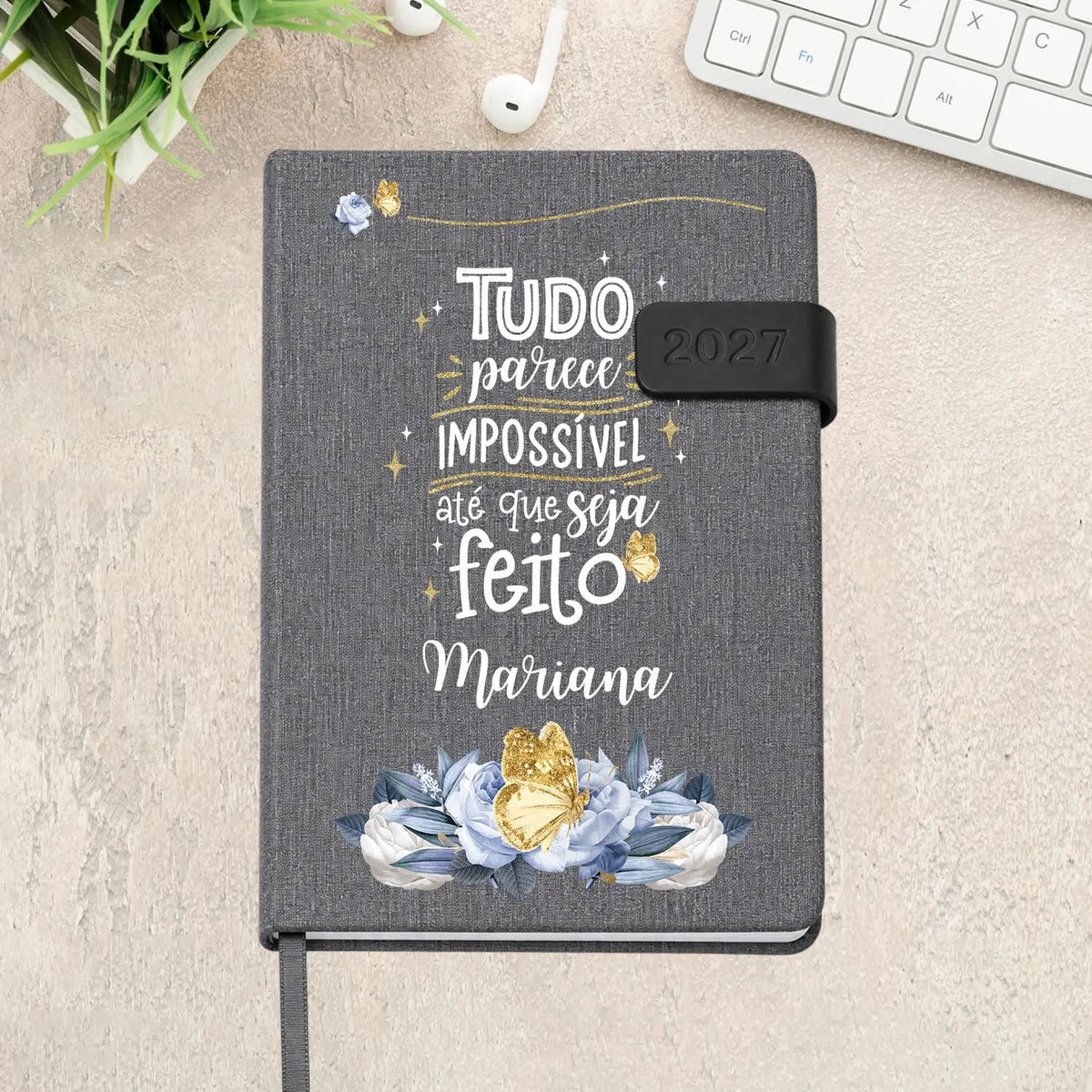 Agenda diária 2027 personalizada com nome. Capa em tecido com fecho magnético, formato A5.
