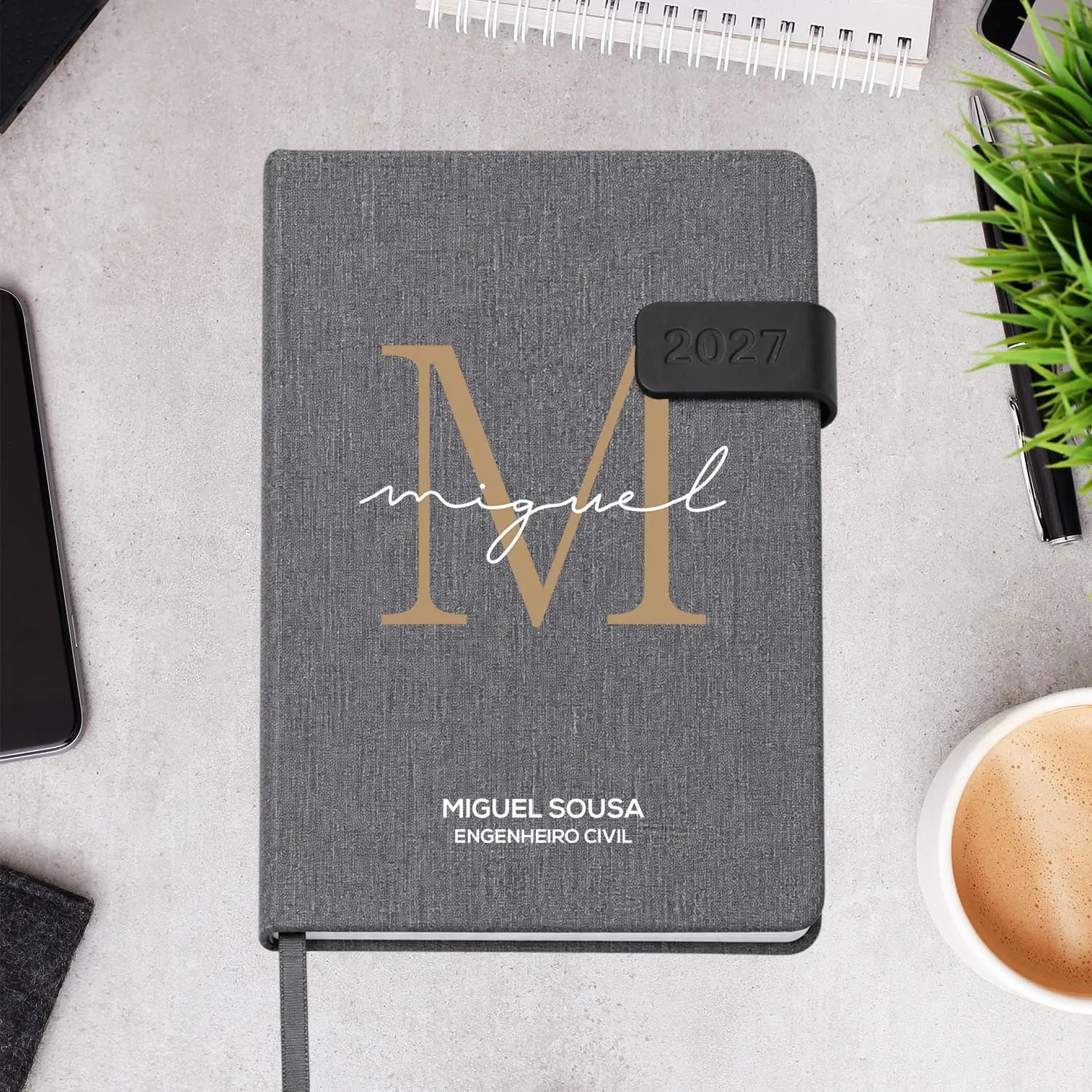 Agenda diária 2027 personalizada com nome. Capa em tecido com fecho magnético, formato A5.
