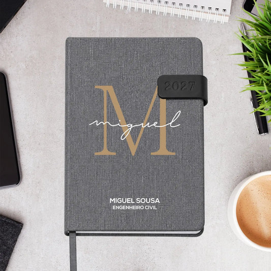 Agenda diária 2027 personalizada com nome. Capa em tecido com fecho magnético, formato A5.