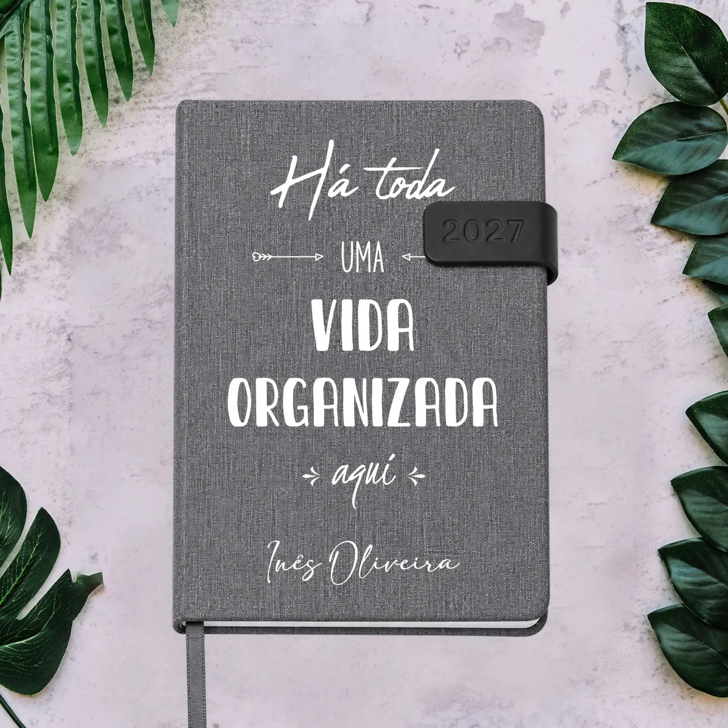 Agenda diária 2027 personalizada com nome. Capa em tecido com fecho magnético, formato A5.
