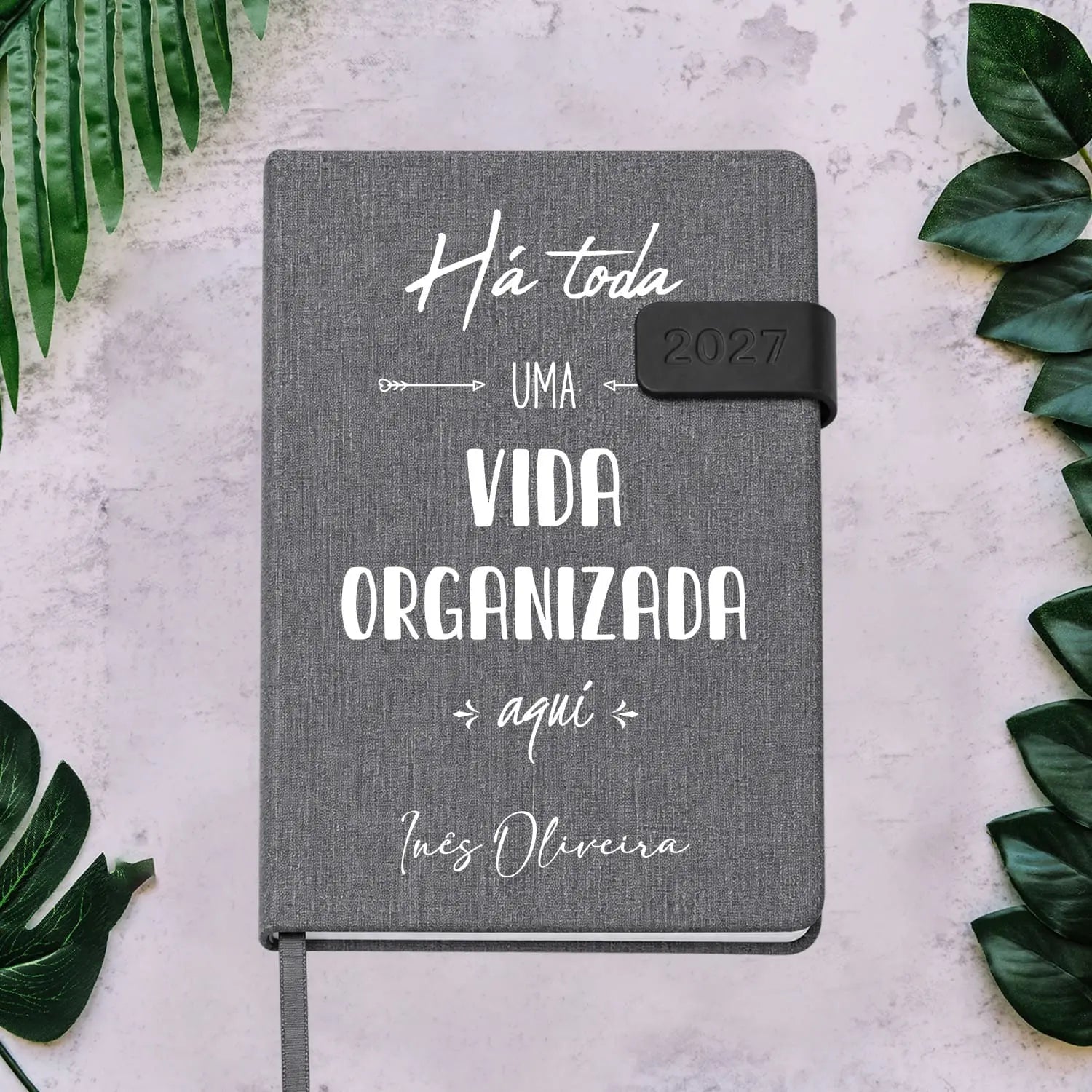 Agenda diária 2027 personalizada com nome. Capa em tecido com fecho magnético, formato A5.