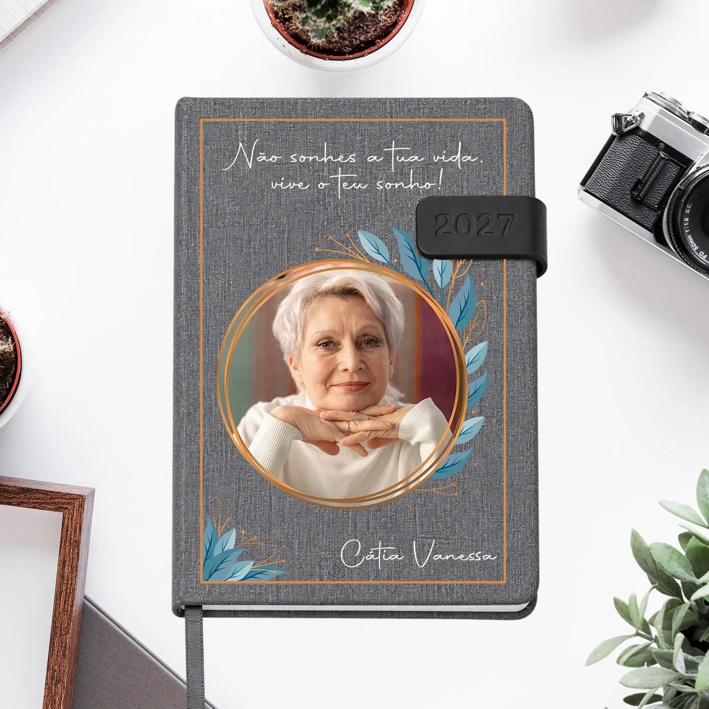 Agenda diária 2027 personalizada com  frase, fotografia e nome. Capa em tecido com fecho magnético, formato A5.