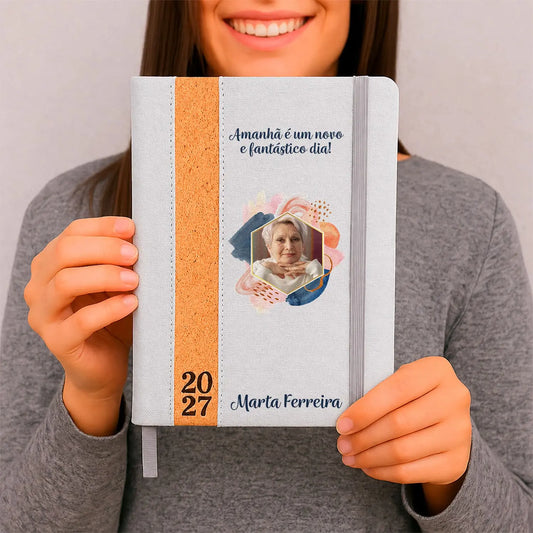 Agenda diária 2027 personalizada com  frase, fotografia e nome. Capa em linho e cortiça, formato A5.