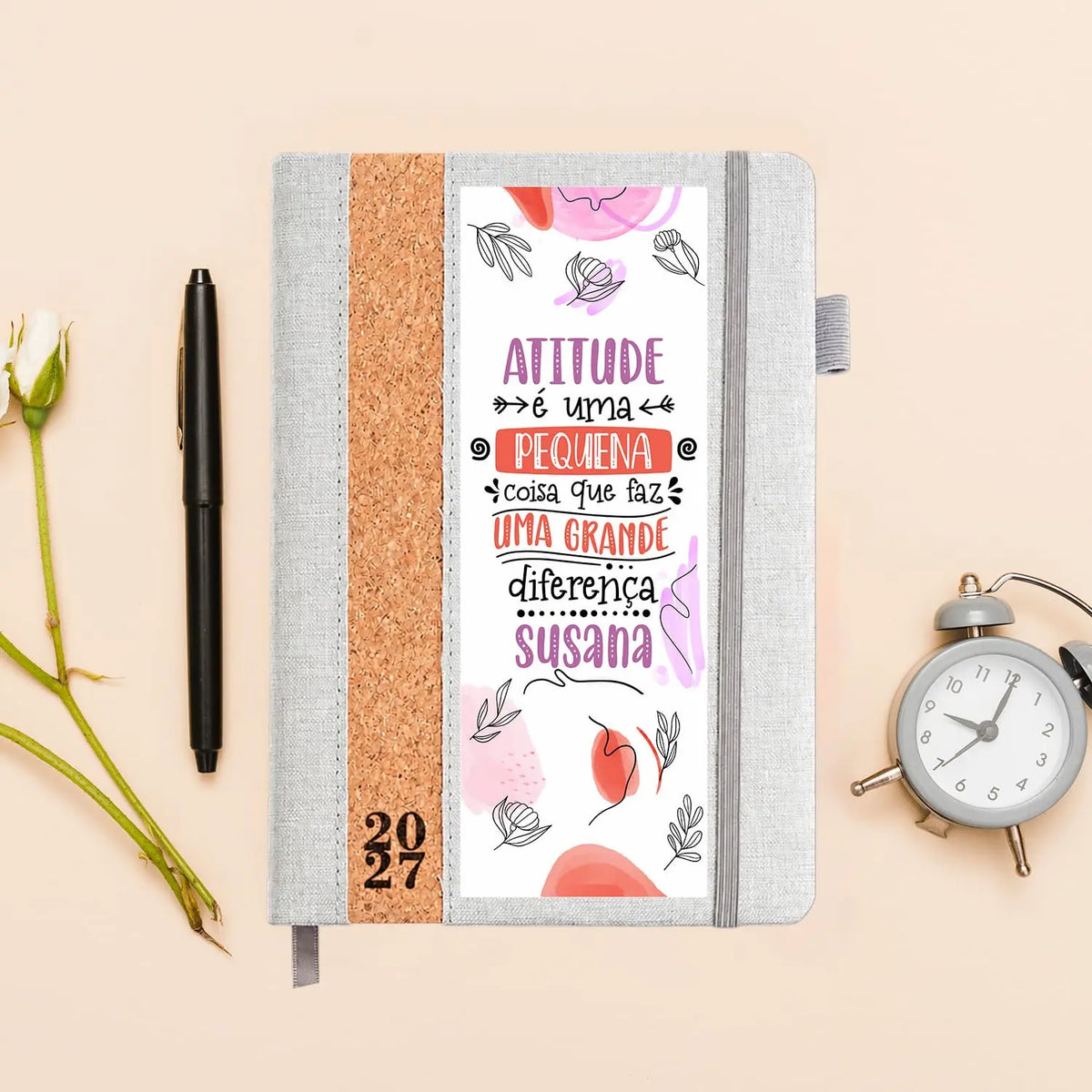 Agenda diária 2027 personalizada com nome. Capa em linho e cortiça, formato A5.