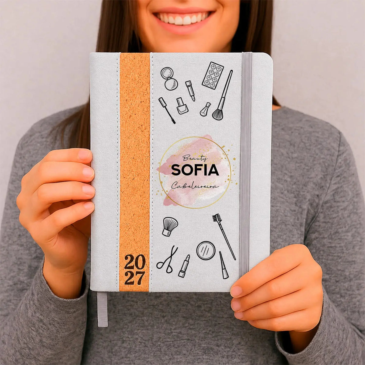 Agenda diária 2027 personalizada com nome e profissão. Capa em linho e cortiça, formato A5.