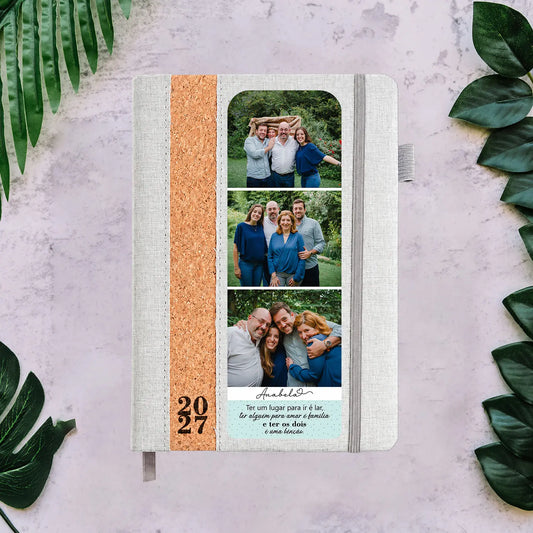 Agenda diária 2027 personalizada com fotografias, nome e frase. Capa em linho e cortiça, formato A5.