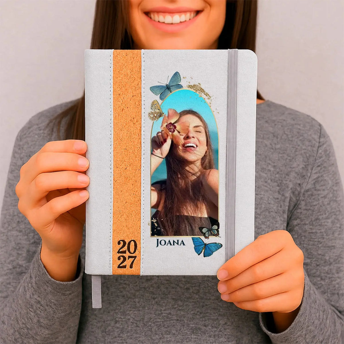Agenda diária 2027 personalizada com fotografia e nome. Capa em linho e cortiça, formato A5.