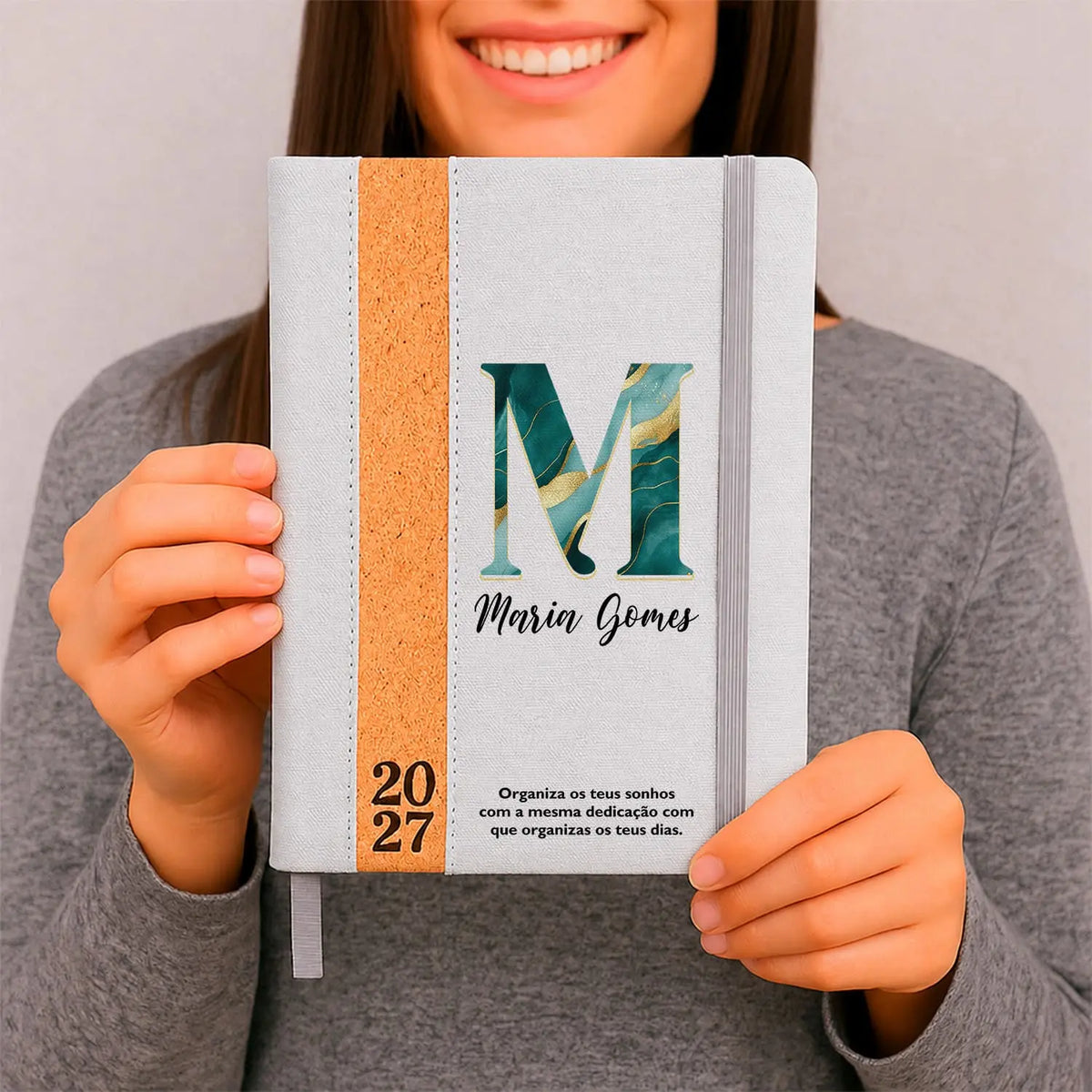 Agenda diária 2027 personalizada com nome e frase. Capa em linho e cortiça, formato A5.