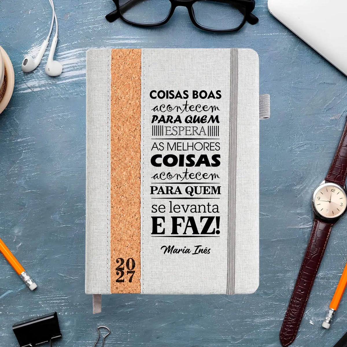 Agenda diária 2027 personalizada com nome. Capa em linho e cortiça, formato A5.