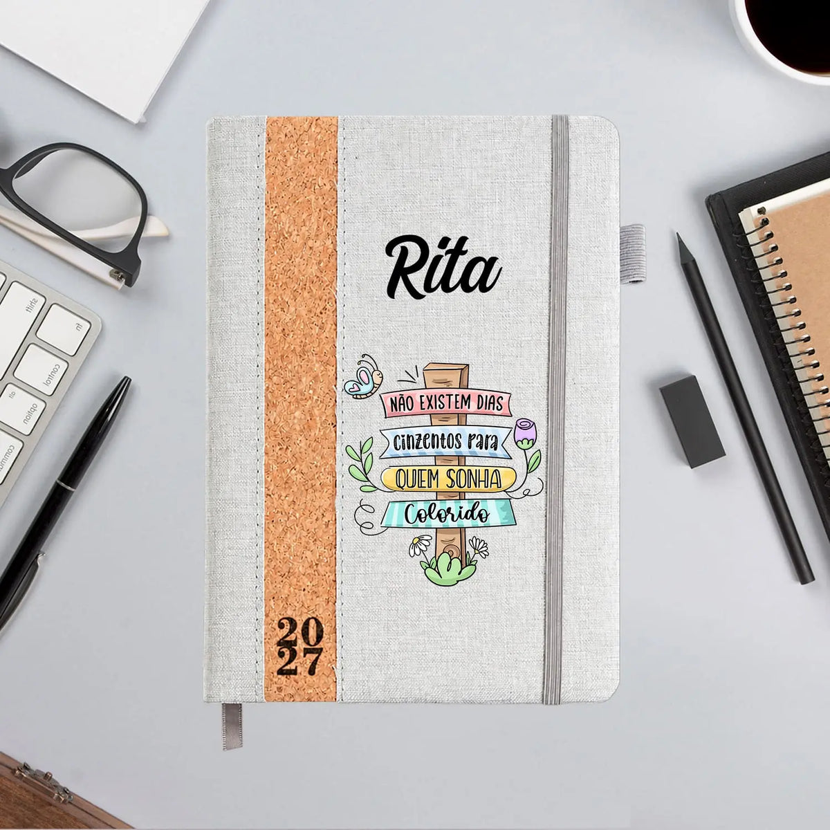 Agenda diária 2027 personalizada com nome. Capa em linho e cortiça, formato A5.