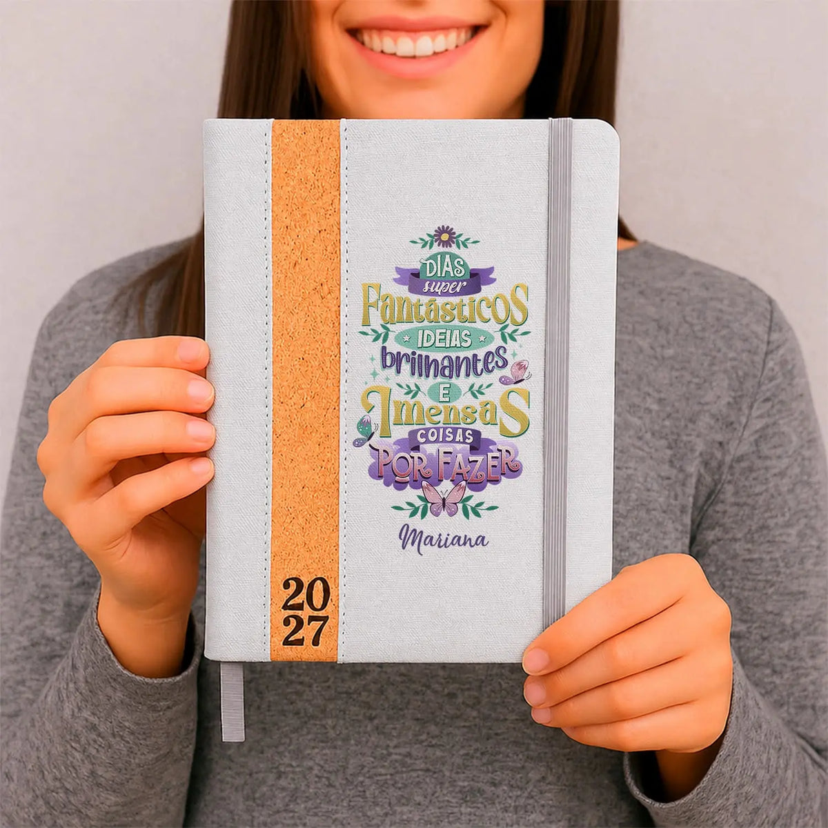 Agenda diária 2027 personalizada com nome. Capa em linho e cortiça, formato A5.