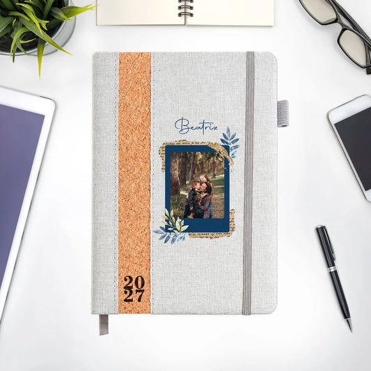 Agenda diária 2027 personalizada com nome e fotografia. Capa em linho e cortiça, formato A5.