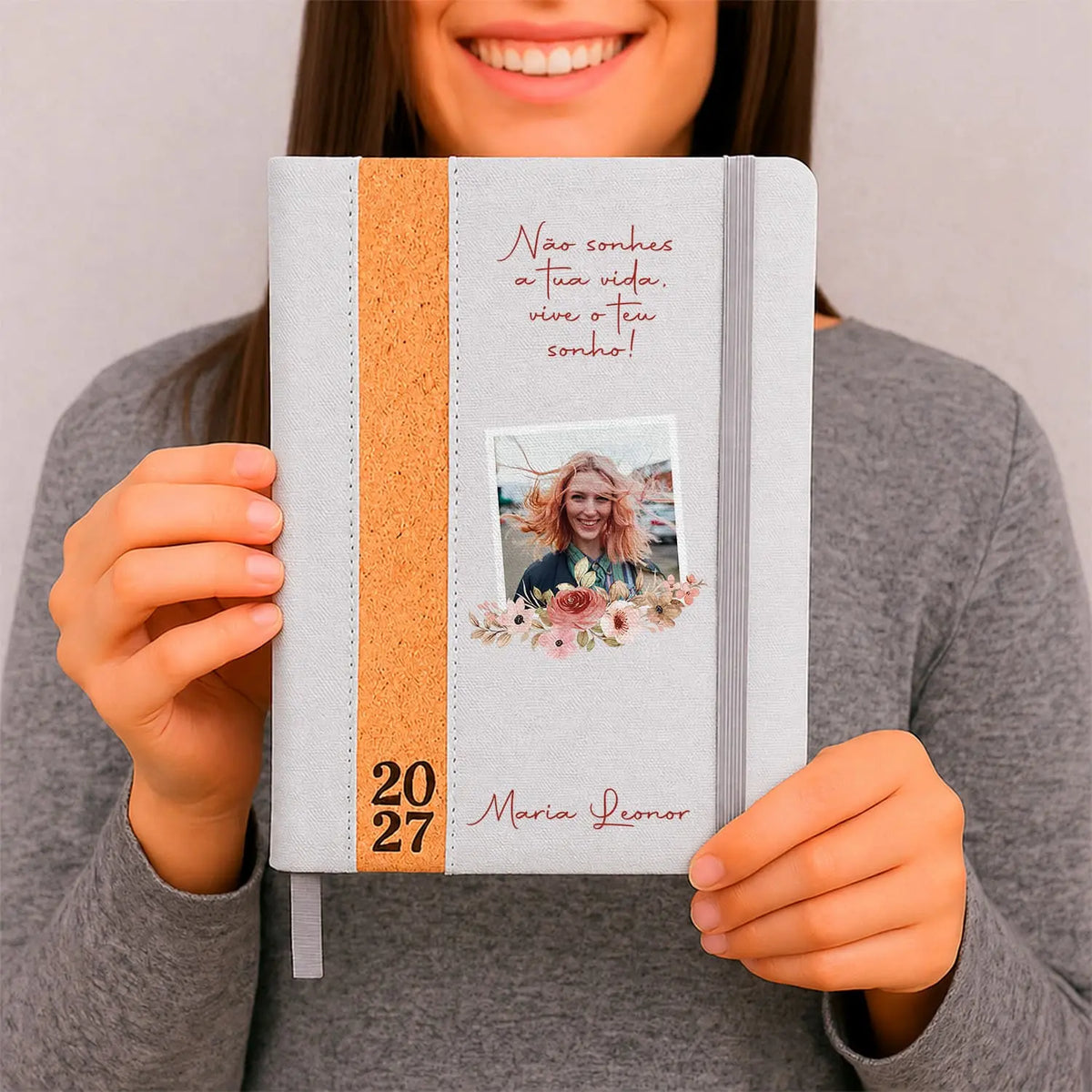 Agenda diária 2027 personalizada com  frase, fotografia e nome. Capa em linho e cortiça, formato A5.