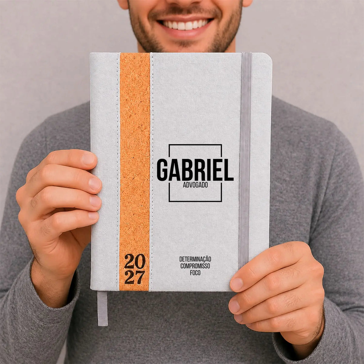 Agenda diária 2027 personalizada com nome e profissão. Capa em linho e cortiça, formato A5.