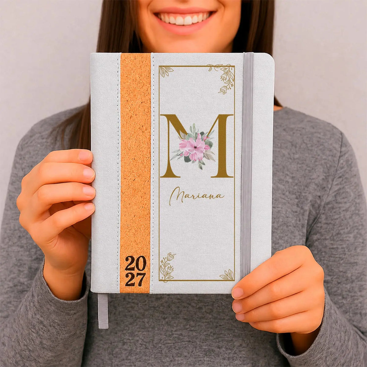 Agenda diária 2027 personalizada com nome. Capa em linho e cortiça, formato A5.