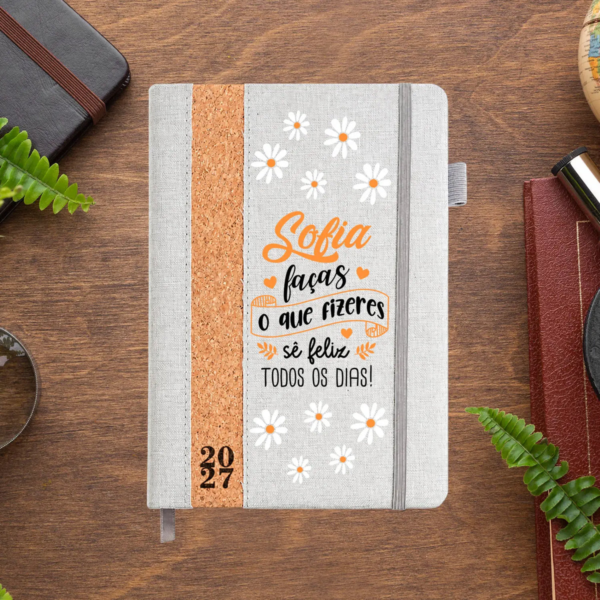 Agenda diária 2027 personalizada com nome. Capa em linho e cortiça, formato A5.