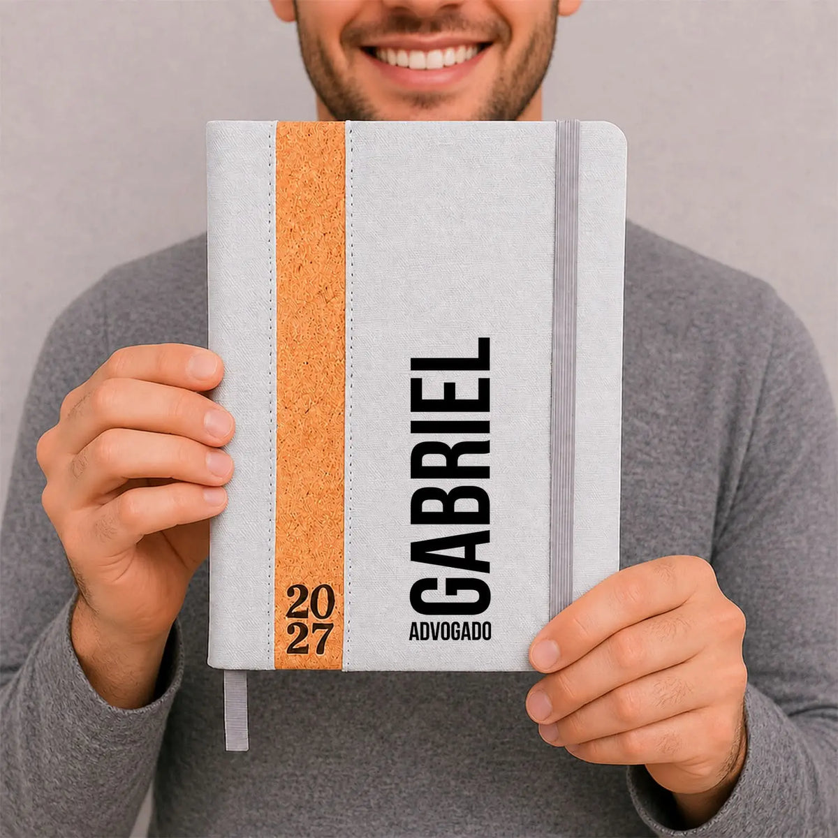 Agenda diária 2027 personalizada com nome e profissão. Capa em linho e cortiça, formato A5.