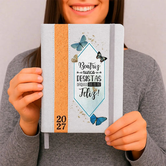 Agenda diária 2027 personalizada com nome. Capa em linho e cortiça, formato A5.
